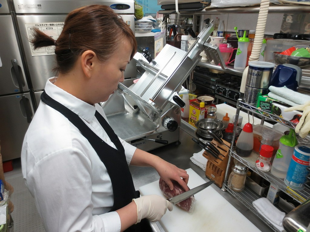 肉の焼き方を実演し、美味しいタイミングを伝授