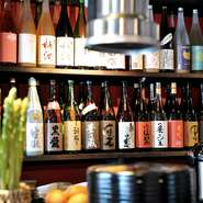 カウンターの後ろにはずらりと店主こだわりの焼酎や梅酒、日本酒などが並びます。ご自分の好みで選ばれるのもよし、店主からオススメもできます。ぜひ色々な味をお試しください。
