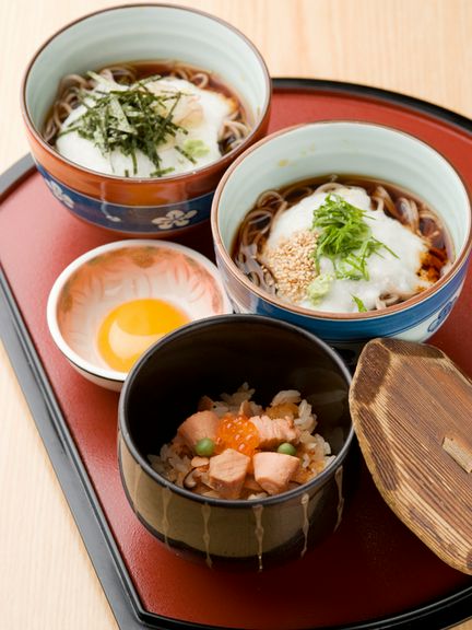 うどんや蕎麦のメニューに名物・はらこ飯が付きます