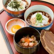 河北名物・はらこ飯。湖月亭ではうどんや蕎麦にも小ぶりのはらこ飯が付いているのはうれしいサービス。