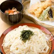 そばが人気ですが、うどんも宮城・小牛田特産の完熟うどん「咲耶姫」を使用。こだわりの美味しさです。