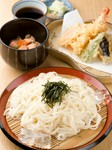そばが人気ですが、うどんも宮城・小牛田特産の完熟うどん「咲耶姫」を使用。こだわりの美味しさです。