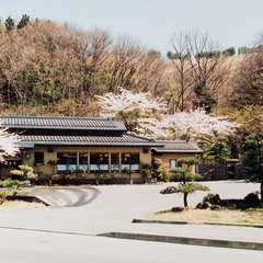 春は桜の名所です