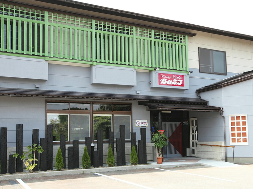 13台駐車可能。お車での来店に最適