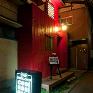 COSIは『コジコジ』イタリア語で「まあまあ」という意味。韻を踏んで、店舗がある『路地』（ROSI）に一部変更。イタリア語で『8』のOTTOは、最初のお店が8坪だった為。そして最後に、3店舗目の『3』がつきます。