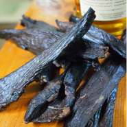 勲材＋ピートを使って燻煙しました。
より一層スモーキーなフレーバー。肉厚でしっかりとした噛みごたえ。