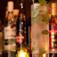 自家製の新鮮なミントをたっぷり使った、爽やかなモヒートです。