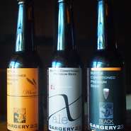 ビンの中で熟成がすすむ、
味わい深く香り高いビールです。
特徴の異なる三種類をご用意しました。