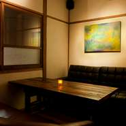 レトロな内観と柔らかい照明がよく合い、お酒を飲みながら静かに語らうのもいいですね。
