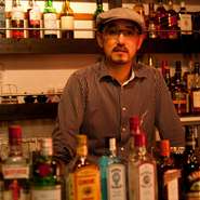 油絵を学ぶ美大生だった齊藤さん。卒業後は非常勤講師として絵を教える傍ら、ヨーロッパなど数ヶ国を巡る日々を送りました。そういった旅の中でビストロに出会い、庶民的なスタイルの飲食店を始めようと決意。東京で店を構えた後、現在の長野県へ移り住んで農作業や燻製を勉強。そして、この度COSI　ROSI　OTTO　3をオープンしました。絵は今でも続けているという齊藤さん。店内には作品も飾ってあるので、ぜひご覧ください。