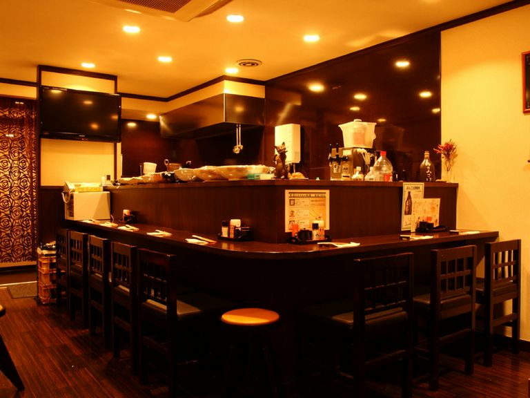 モダンな雰囲気の店内。まったりとお酒を楽しむのにぴったりです