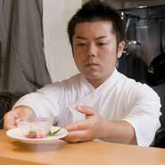 東京にて日本料理を中心に修行を積んだ松田さん。華やかで繊細な逸品を作りあげるのも納得です。「皆様のご要望にできるだけ応えたい」と食材がある限り、相談にも応じてくれるところも人情味を感じる嬉しいポイント。人と人が食で繋がる、松田さんの人を感じながら食を楽しむのも粋。常連さんの気持ちが分かります。気取らず・飾らず絶品料理を楽しんでください。