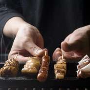 学生時代、焼鳥店のバイトからこの世界に入ったご店主・仲里さん。「焼鳥の魅力は、お客様に好きなものを好きな分だけ楽しんでいただけることです」という仲里さんの焼鳥への愛情がこのお店の原点になっています。