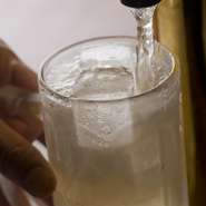 ハイボールは特注ハイボールタワーから注がれます。超強力な炭酸、凍る直前1℃のソーダでうまさが違う！