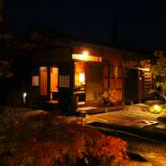 飛騨の古民家風板倉『楽味庵』は石庭の離れにありとても田舎時間が満喫できるまさに大人の隠れ家的な魅力たっぷり！
