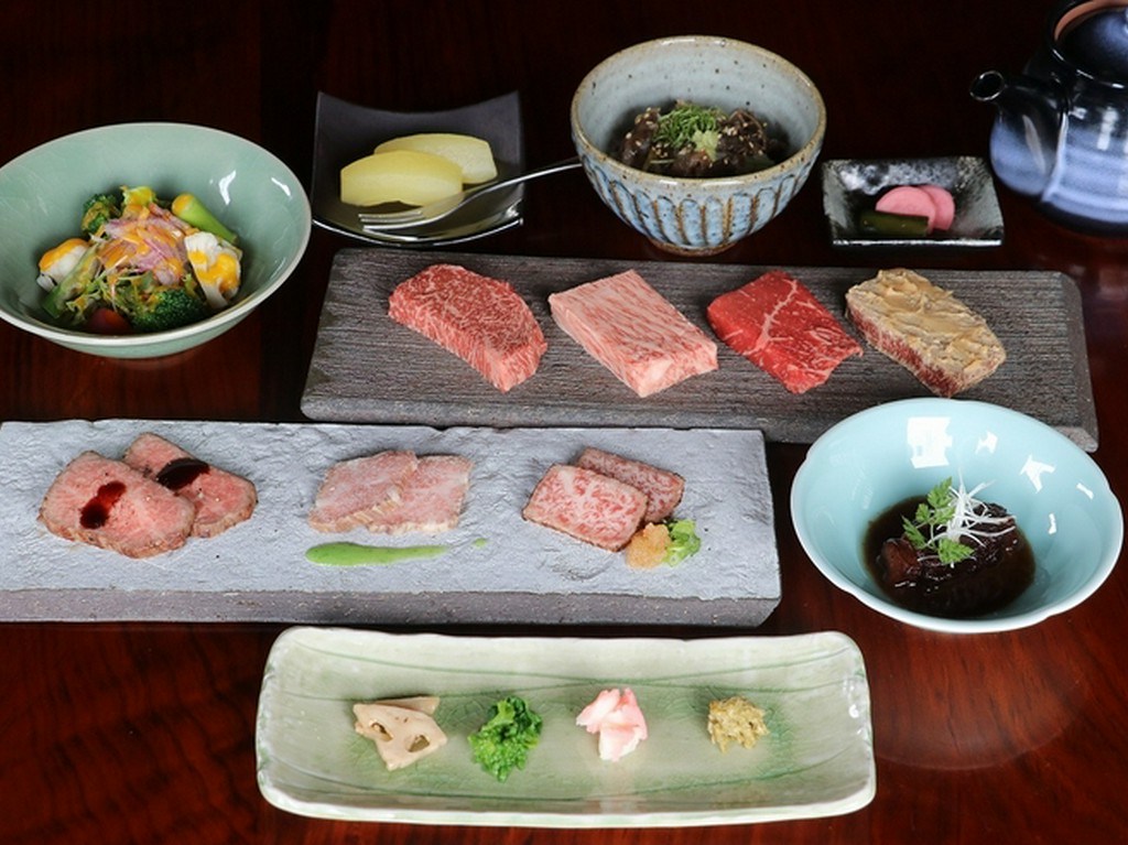 最高ランクA-5等級【飛騨牛料理堪能コース】　お一人様16800円（税・サービス料込）