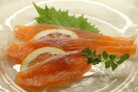 飛騨の綺麗な河川で調達した岩魚・鮎など鮮度抜群の食材で調理する多彩な川魚料理が堪能できます。鮎の刺身・鮎塩焼き・鮎コンフィ・あまご木の芽煮・鮎の天ぷら・鮎雑炊などが楽しめます。（7月上旬～9月中旬頃）