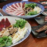 冬は信用できるマタギさんからこだわって仕入れる天然ジビエ（日本鹿肉・熊肉･猪肉・穴熊肉・鴨肉）など素材に合わせて調理する多彩なジビエ料理が魅力です。
ジビエ料理に興味のある方は是非！(12月～4月下旬頃）