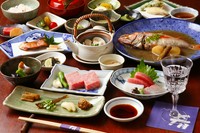 最高ランクの飛騨牛3部位食べ比べ・飛騨の季節料理（春の山菜・夏の川魚・秋の天然きのこ・冬のジビエ）や日本海から届くトレトレの海の幸をバランスよく組み込んだとても満足できるコースです。

　