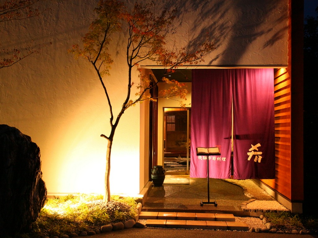 高級感漂うたたずまい！扉を開けるとそこには・・・