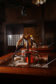 「囲炉裏」で焼く天然川魚料理は旨い！