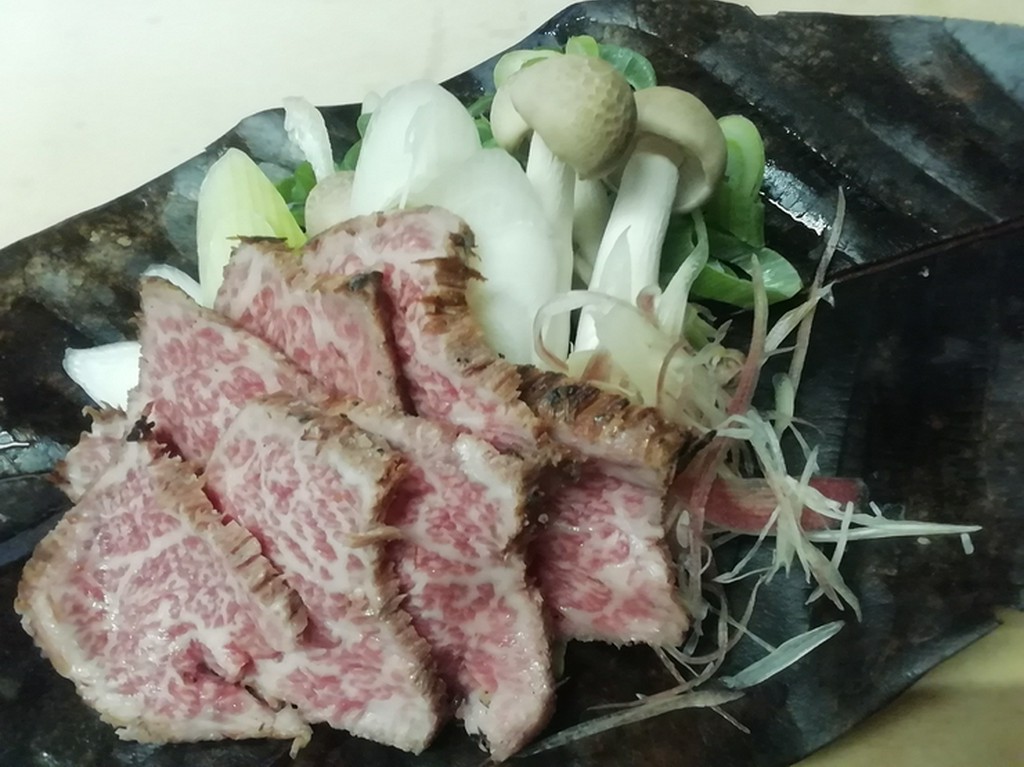 飛騨牛入り朴葉味噌