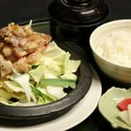 飛騨のお家ではよく鶏肉とキャベツ・玉ねぎなどの野菜と味噌味で炒めて食べます。とてもご飯の進む定食です！