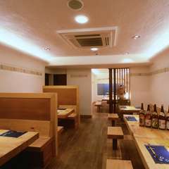 木目調の落ち着きある店内