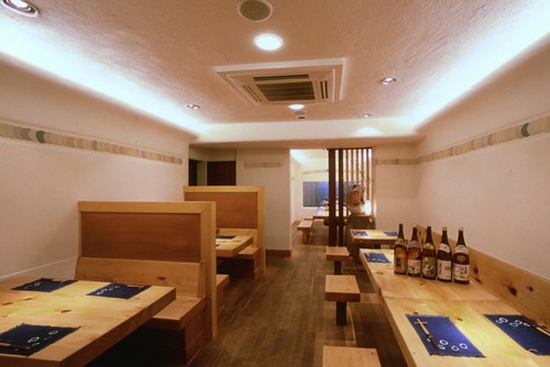 木目調の落ち着きある店内