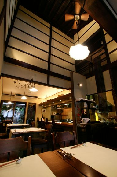 どこか懐かしさを感じさせるシックな店内、 落ち着いたサービス