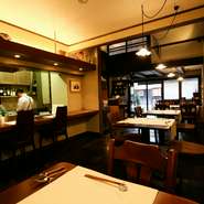 築約100年の古民家を改装して、落ち着いたカジュアルフレンチ風
堅苦しくなく、落ち着いた店内です