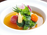 旬の野菜をたっぷりと。“野菜を食べる感覚のスープに仕上がった。”