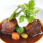 オープン以来継ぎ足してデミグラスソース。ばら肉とすね肉の2種類の味をお楽しみください。