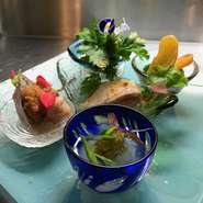 アミューズ・前菜2種類・魚料理・飛騨牛ステーキ・デザート・コーヒー又はルイボスティー