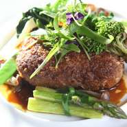 ゆずの香るテリヤキソースと、オープン以来、注ぎ足して作る　特製デミグラスのダブルソース