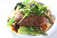 ゆずの香るテリヤキソースと、オープン以来、注ぎ足して作る　特製デミグラスのダブルソース