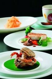 ちょっとしたフルコースです。スープも魚料理も召し上がりたい方に！