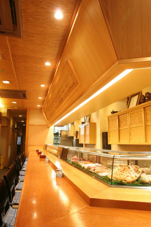 カウンター席で会話とネタを楽しんで