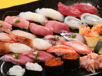 その日のおすすめのネタを盛り込んだ『おまかせ握り』