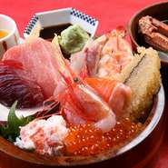 8種類の豊富なネタをあふれんばかりに盛り付けた、当店ならではのちらし丼です。