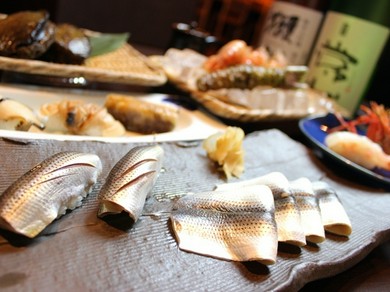 磯子駅 徒歩5分。旬の天然物にこだわった『鮨』と日本酒に舌鼓