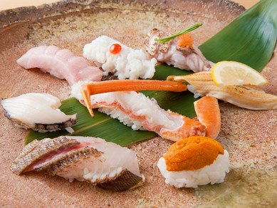 鮨や天ぷらなど、食材の旬を活かしたコースをご用意しております