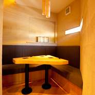 プライベート感覚で使える3名用完全個室があります。周りを気にせずくつろげるスタイリッシュな空間で楽しいひとときをどうぞ。人気のスペースなのでお早目のご予約が安心です。