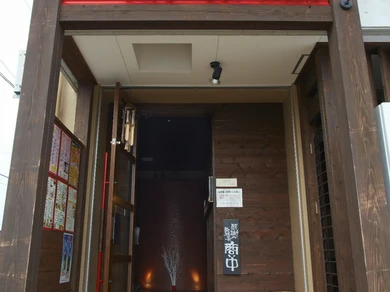 赤いダルマのマークが目印