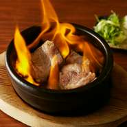 バームクーヘンを飼料に混ぜ、徹底した管理で飼育した幻の豚と言われる「藏尾ポーク」を使用。『炎の石焼ステーキ』はそのお肉の旨みを引き出しながら焼き上げた一品です。