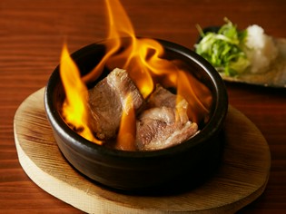 滋賀県のブランド豚を使用した『炎の石焼ステーキ』