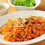 横浜発祥「ナポリタン」！
麺は極太スパゲッティを使用！
ケチャップに完熟トマトを加えたガブガブ特製のソースがポイント！
イタリアのパスタとは一味違う横浜ならではの味を是非お召し上がりください！
