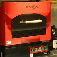 「ハッ」と映える真っ赤な釜。この釜が「とろーり」「サクサク」な本格ナポリピッツァを焼き上げます。