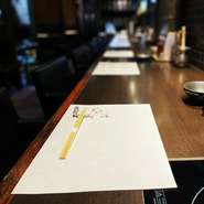 落ち着いた空間のカウンター席