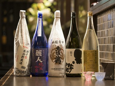 料理に相性抜群のお酒とグラスを楽しんで